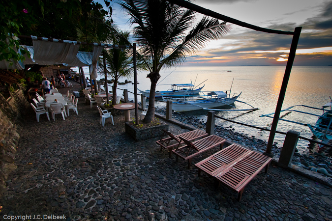 The dining area does not lie far from the dive boats at the tiny, but cozy Club Ocellaris.