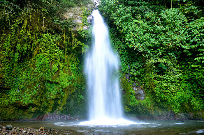 A slow shutter speed of 5 seconds results in the motion blur seen here in this waterfall. Photo by Lemon TYK.